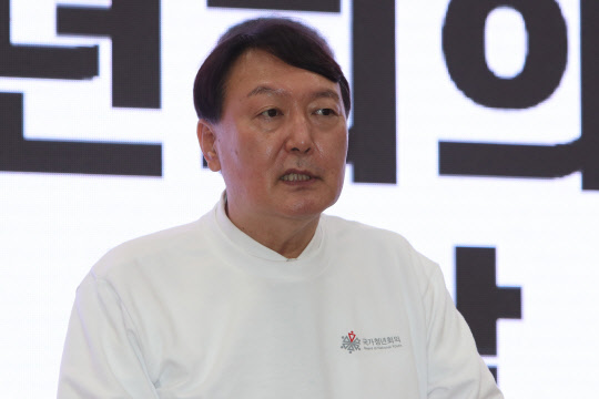 국민의힘 대선 경선 후보인 윤석열 전 검찰총장이 11일 오후 광주 서구 치평동 김대중컨벤션센터에서 열린 국가청년회의 창립기념식 및 호남 발대식에 참석해 축사하고 있다.연합뉴스